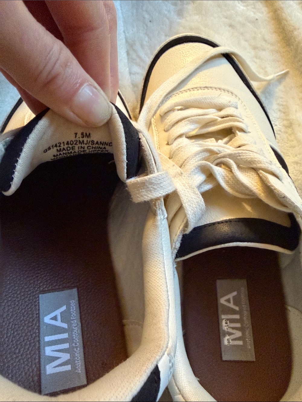 Women’s White and Black Casual Retro Look Sneakers - Picture 6 of 6